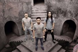 Andra And The Backbone Pukau Masyarakat Laos 