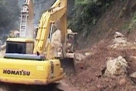  Sejumlah Titik Di Jalur Sumbar-Riau Tertimbun Longsor 