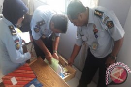 Kakanwil Kemenkumham Kalsel Geledah Laci Petugas Lapas 