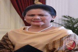 Kompak kenakan kebaya warna merah, Ibu Negara dan istri Wapres hadiri upacara HUT ke-70 polwan