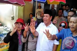 Hidayat Arsani Bersama Istri Gunakan Hak Pilih