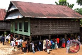TRADISI PINDAHKAN RUMAH PANGGUNG