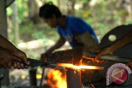 Pandai Besi Sukabumi Siap Bersaing Dengan Produk Impor 