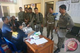 Ketua BNNK Kapuas Lakukan Tes Urine Dadakan 105 Anggota Satpol PP