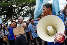 Mahasiswa Akper Tengku Fakinah demo DPRA