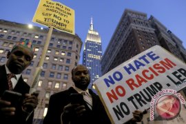 Sejumlah Orang Unjuk Rasa di Dekat "Trump Tower"