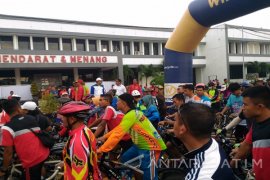 Wagub Jatim Berangkatkan Peserta Sepeda Santai HUT  Marinir (Video)