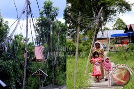 Astaga! Kabel Semrawut Bahayakan Keselamatan Warga Pahandut Seberang