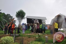 Hujan Deras Iringi Pemakaman Intan Olivia 