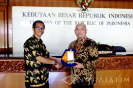 Unej Jajaki Kerja Sama dengan University of Singapore 