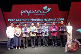 Bupati Gianyar Raih Penghargaan Perpuseru