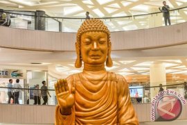 Seni porselen klasik hidup kembali melalui karya patung Buddha tanpa kata