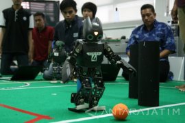 Juara Dunia Sepak Bola Robot "Ichiro"  Dapat Penghargaan