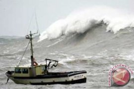 Tiga Kapal Feri  Dihadang Badai 