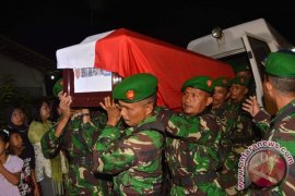 Jenazah kopilot heli TNI dimakamkan di TMP