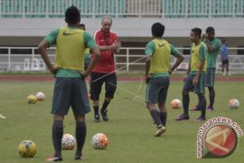 Alfred Riedl Harapkan Lapangan Pakansari Siap Pakai