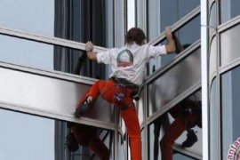 Alain Robert Kembali Lakukan Aksi Menantang Maud Di Spanyol