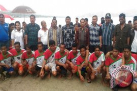 Wakil Bupati Samosir Tutup Lomba Perahu Naga