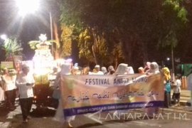 Ribuan Muslim Situbondo Gelar Tradisi "Ancak Agung" (Video)