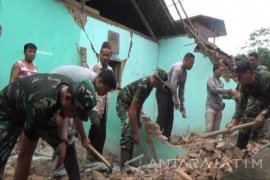 Tiga Warga Madiun Tertimbun Material Rumah Roboh