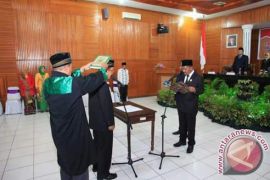 Idris Lagu Dilantik Menjadi Anggota DPRD Kendari