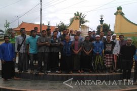 Pemain Perssu Ziarah ke Makam Raja Sumenep