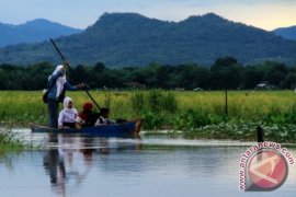 SISWA MENGGUNAKAN SAMPAN KE SEKOLAH