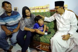 Gus Ipul Kunjungi Penderita Tumor Gusi