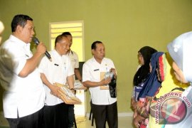 Pemkab Gorontalo Serahkan Dana Kube Sembilan Kelompok PKH