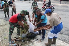 Ajendam Cenderawasih bersihkan kali dan jalan protokol