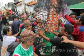 Warga Rangkah Surabaya Gelar Grebeg Maulud (Video)