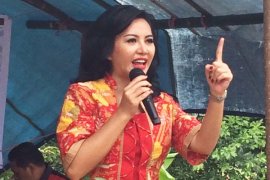 Karolin Hadiri 100 Hari Meninggalnya Raja Landak 