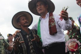 Mentan Serahkan "Handtraktor" Untuk Kakek Luwung