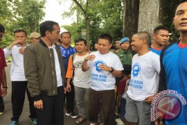 Presiden Tinjau Aksi Mulung Sampah Di Ciliwung