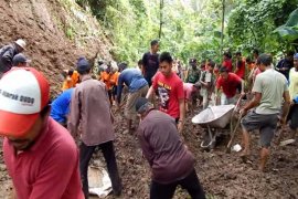 Tertutup Tanah Longsor, Akses Jalan Desa di Kudus Terputus
