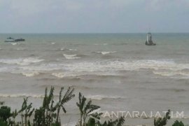 Kapal Pengangkut Kayu Karam di Perairan Ketapang