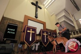 Gegana Polda Jatim Bantu Sterilisasi Gereja Jember