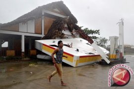 Ribuan Warga Menyelamatkan Diri Saat Topan Mendekati Filipina