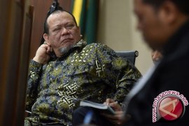 Hakim Bebaskan La Nyalla Dari Seluruh Dakwaan