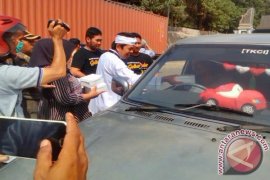 Bupati Purwakarta Bagikan "Snack" Di Titik Macet