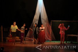 Anak-anak Gang Dolly Pentas "Bermain Mendung" (Video)