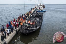 Kapal Wisata Terbakar, Manifest Penumpang "Zahro Express" Belum Diketahui