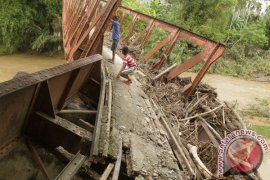 Jembatan di Aceh Singkil jebol akibat banjir
