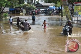 Banjir melanda, warga Singkil kembali gunakan lantai darurat