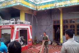 Petugas Gabungan Padamkan Kebakaran Toko di Pamekasan 