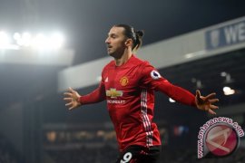 Ibrahimovic diminta tak tinggalkan MU