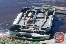 Avanza Terjun Bebas ke Sungai Kapuas