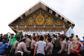 Mahasiswa Lhokseumawe nyaris bentrok dengan polisi