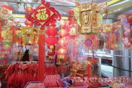 Pasar Atum Tampung Pedagang Musiman Aksesoris Imlek (Video)