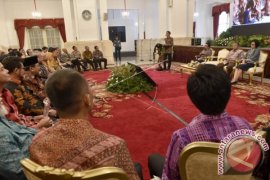 Presiden Minta Industri Jasa Keuangan Perkuat KUR